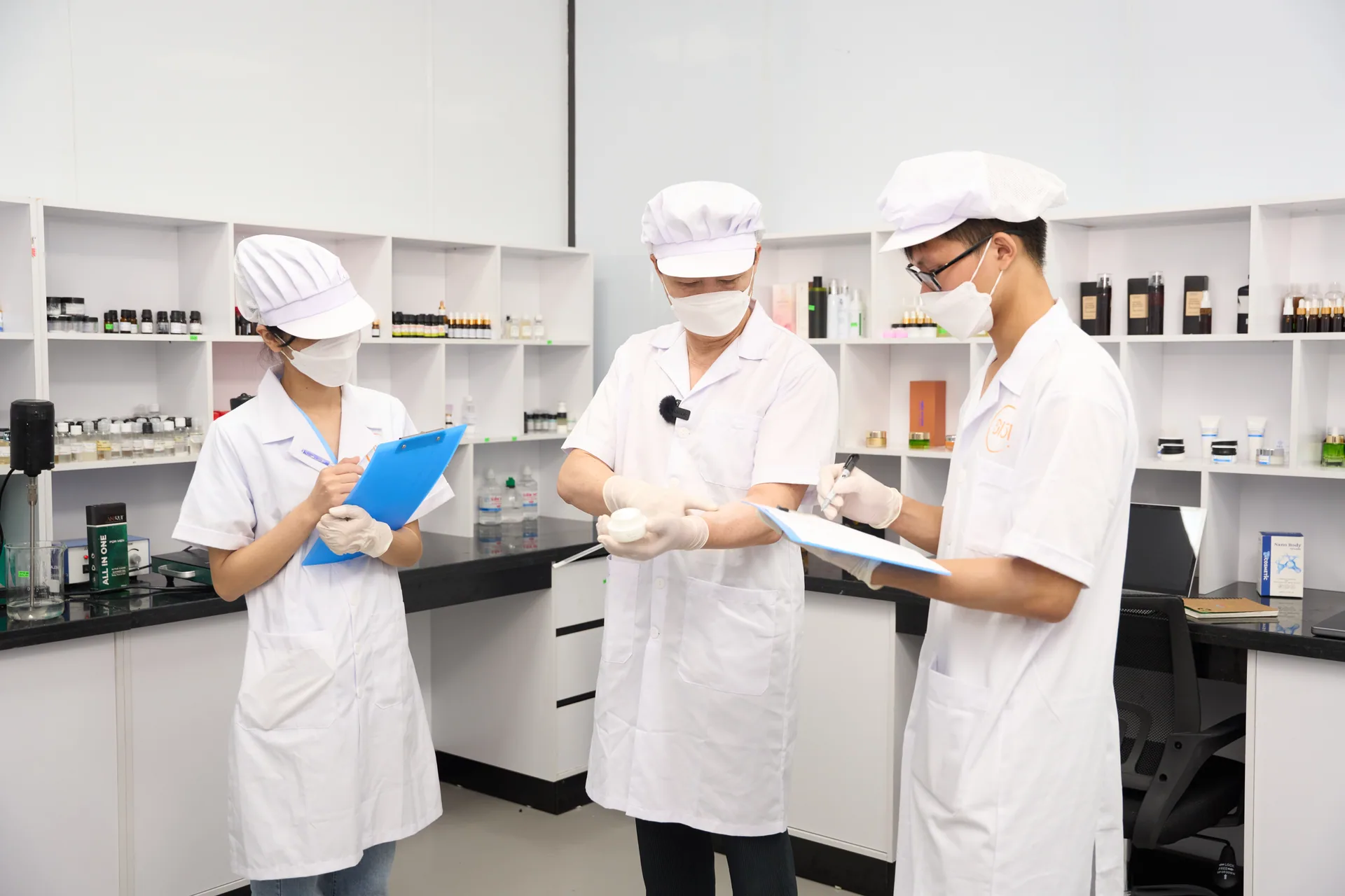 Nhóm R&D đánh giá mẫu sản phẩm trong phòng thí nghiệm