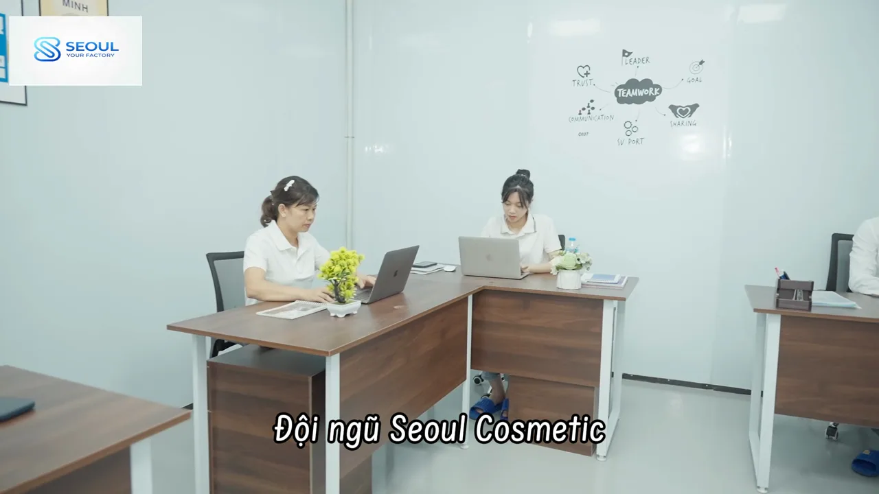 Nhân viên tư vấn làm việc tại bàn trong văn phòng Seoul Cosmetic