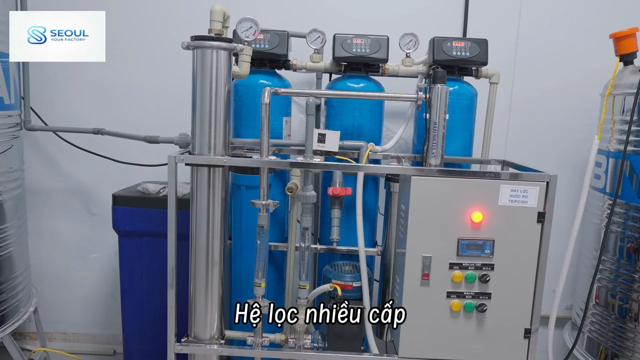 Hệ thống lọc nước RO nhiều cột lọc xanh cạnh tủ điều khiển