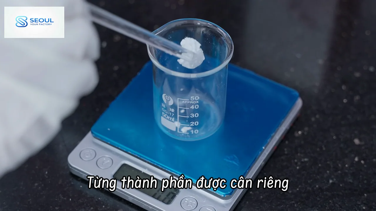 Cốc thủy tinh trên cân điện tử, từng thành phần được cân riêng trong phòng R&D