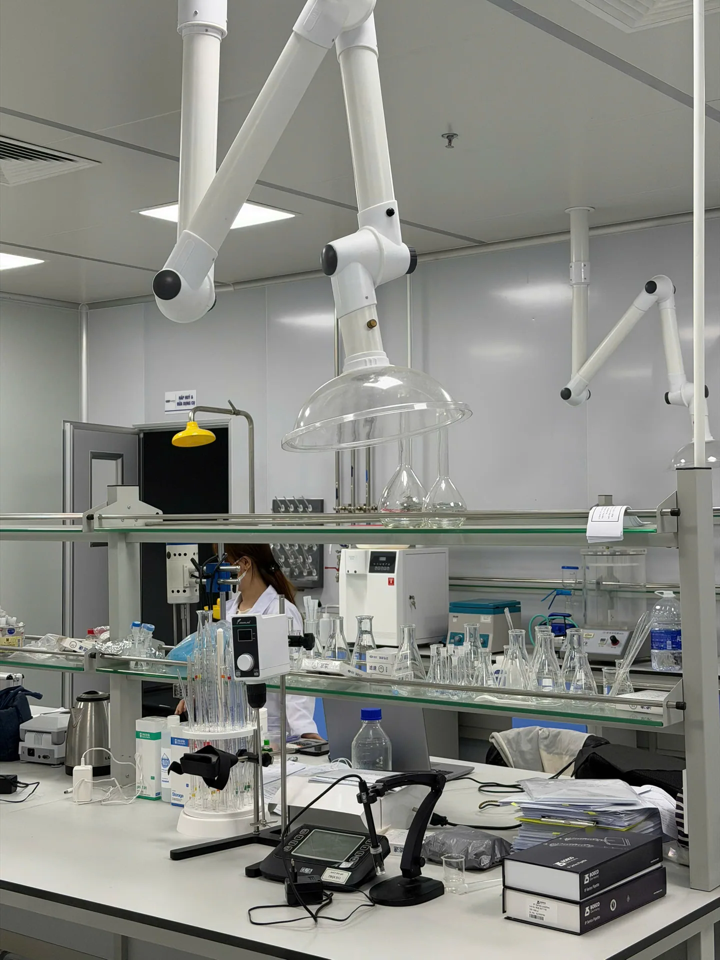 Kệ kính trên bàn thí nghiệm xếp bình tam giác và pipette