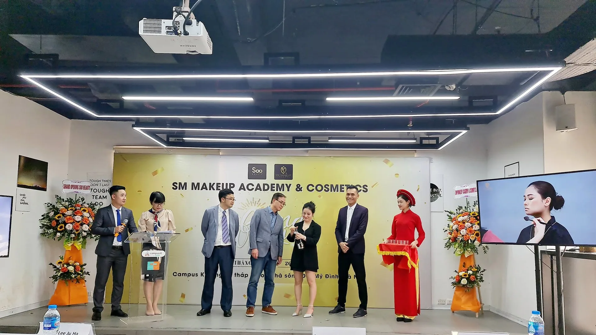 Nghi thức cắt băng trong lễ ký kết hợp tác giữa Seoul Cosmetic và đối tác Hàn Quốc