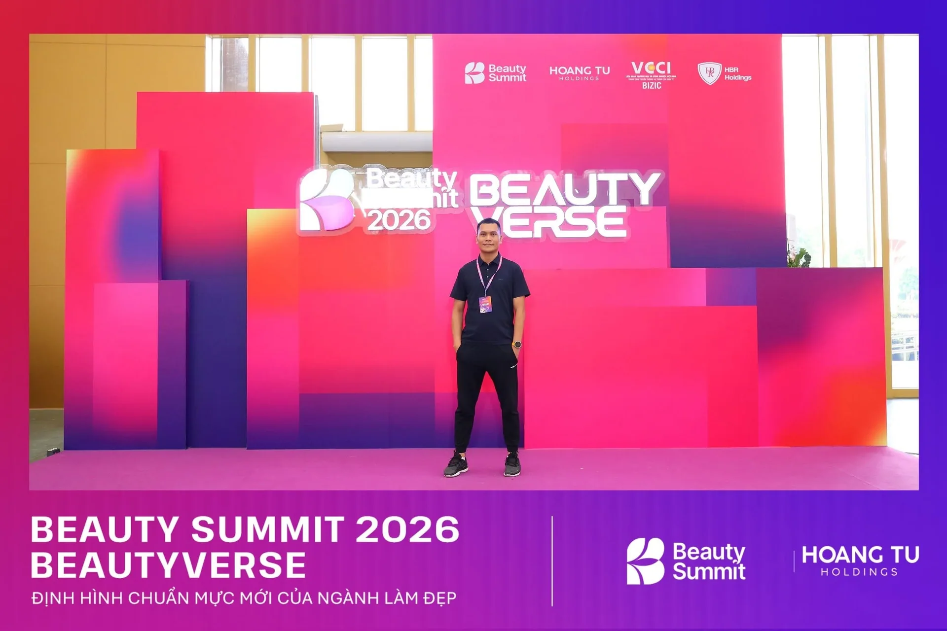 Founder Nguyễn Khắc Kiên đứng trên sân khấu Beauty Summit 2026