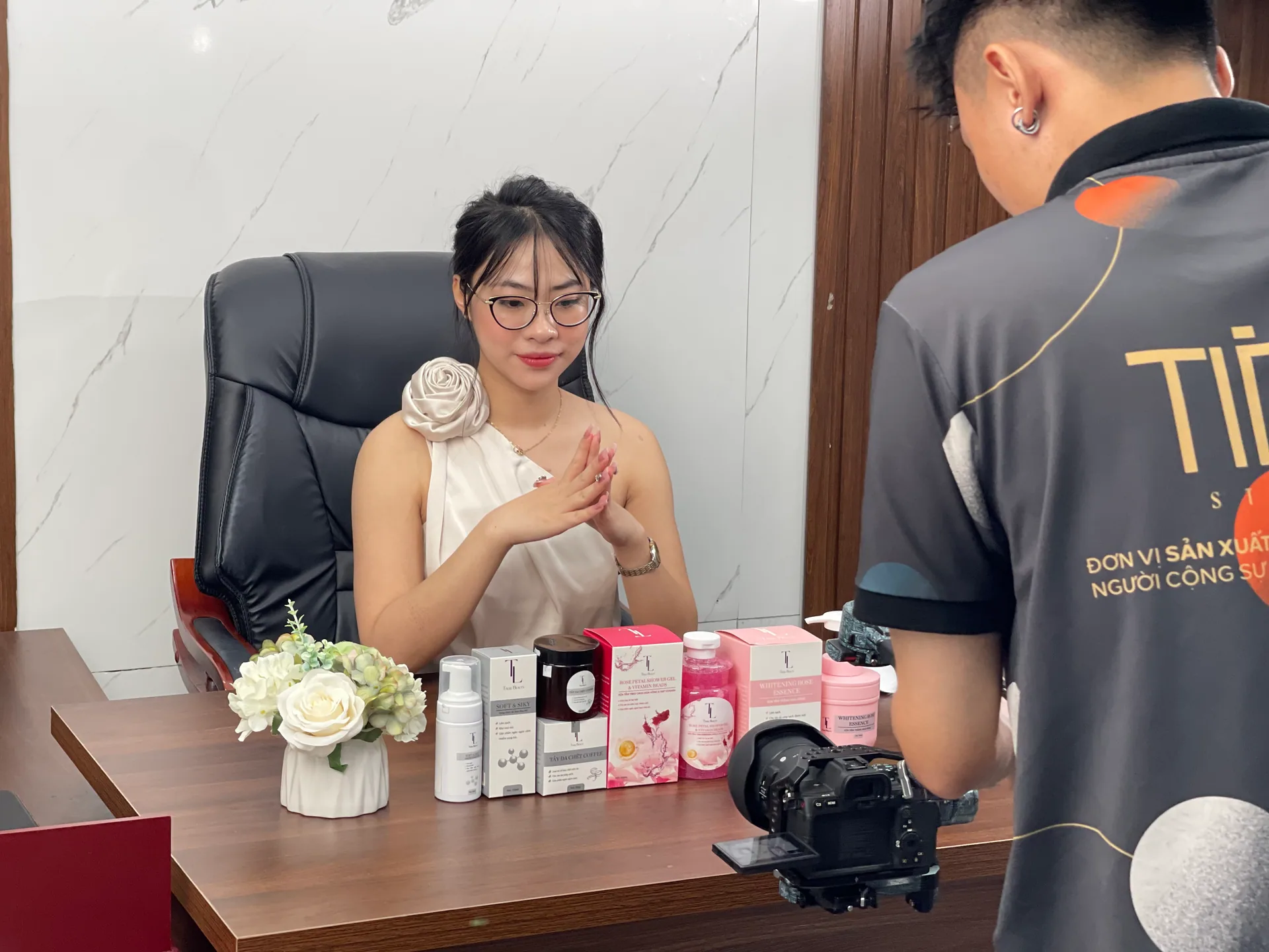 Nhân sự team truyền thông Seoul Cosmetic ghi hình giới thiệu sản phẩm tại bàn làm việc