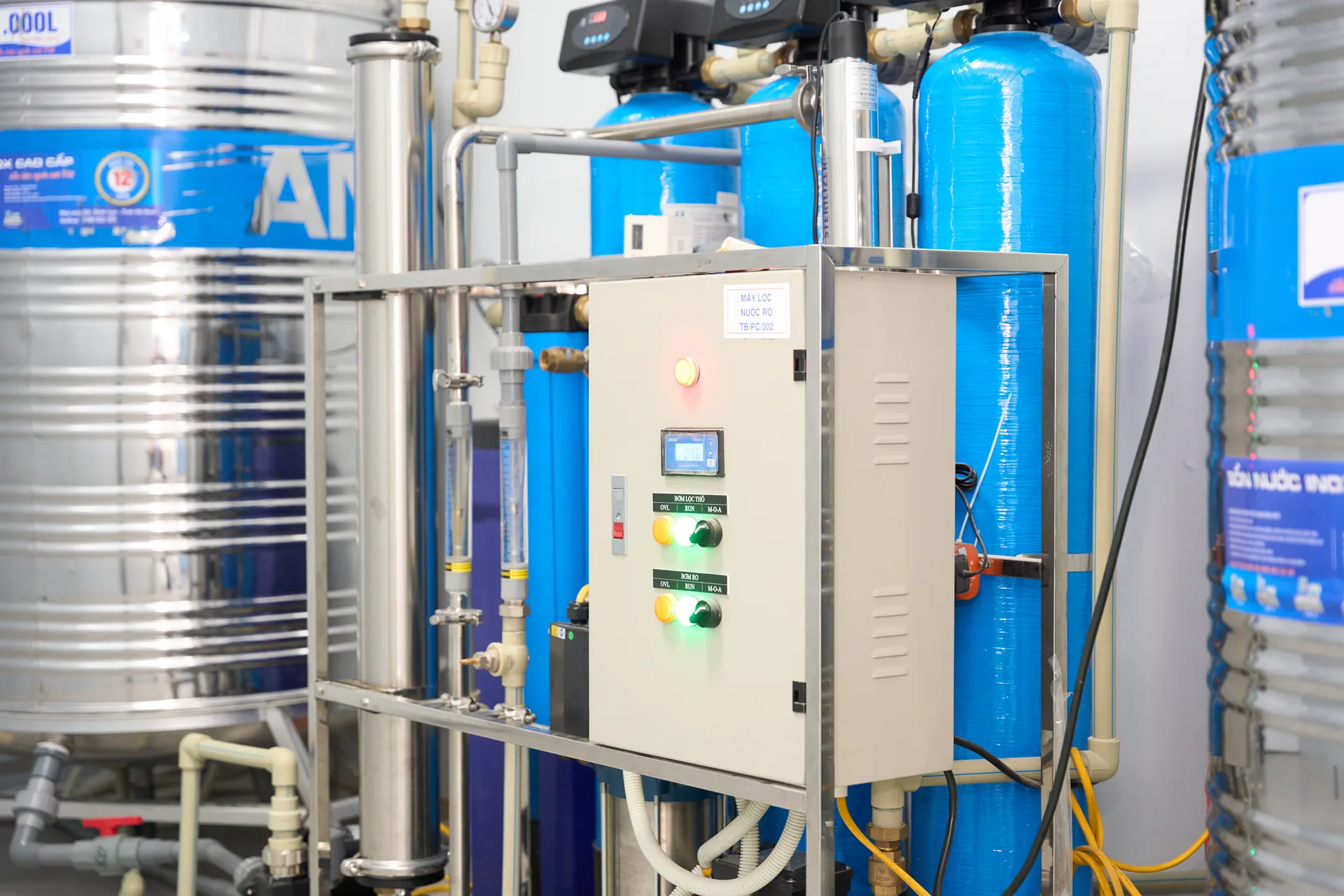 Hệ thống lọc nước RO của nhà máy với ba cột lọc composite và tủ điều khiển