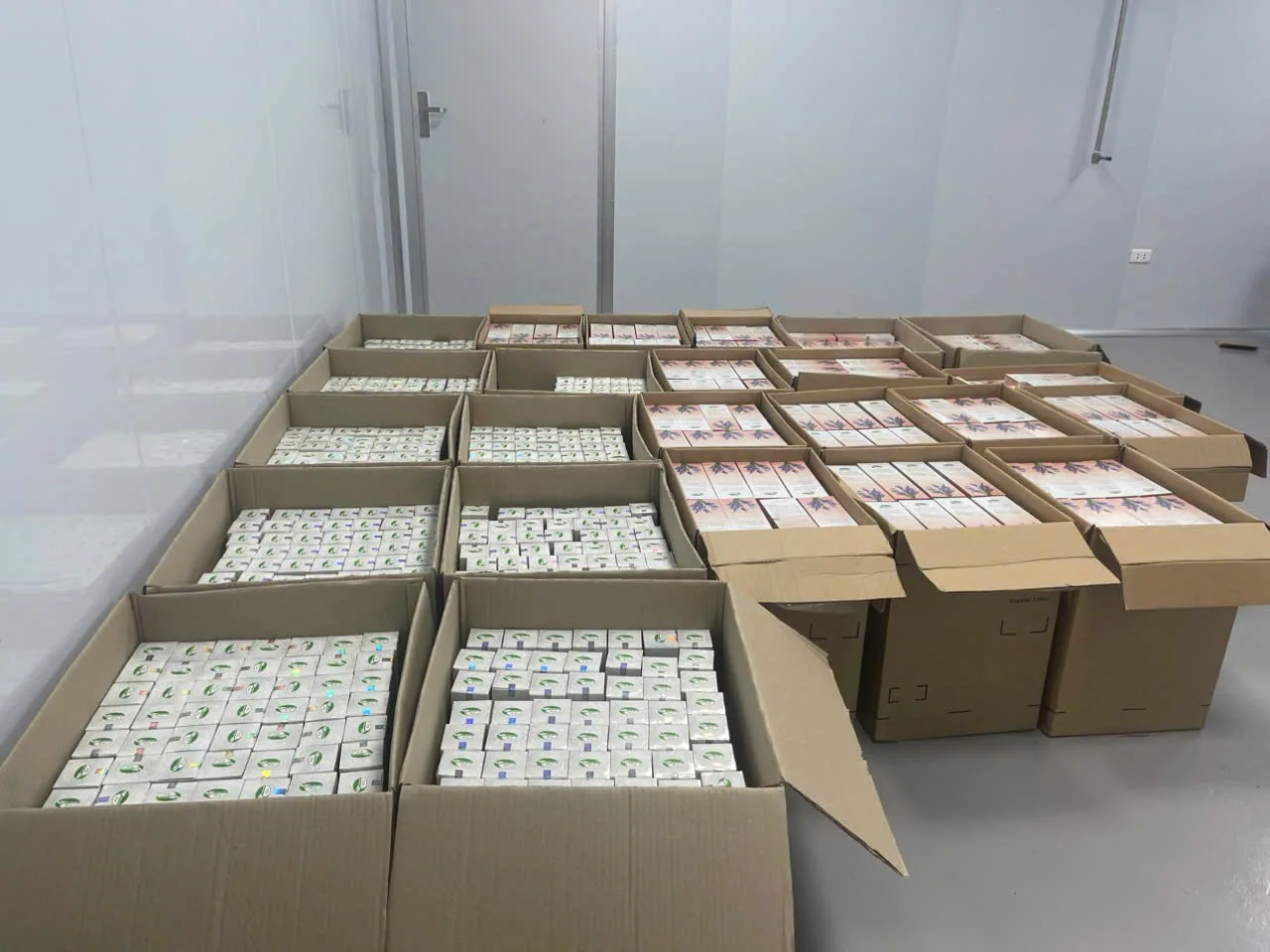 Lô hộp sản phẩm đã xếp vào thùng carton chờ đóng nắp