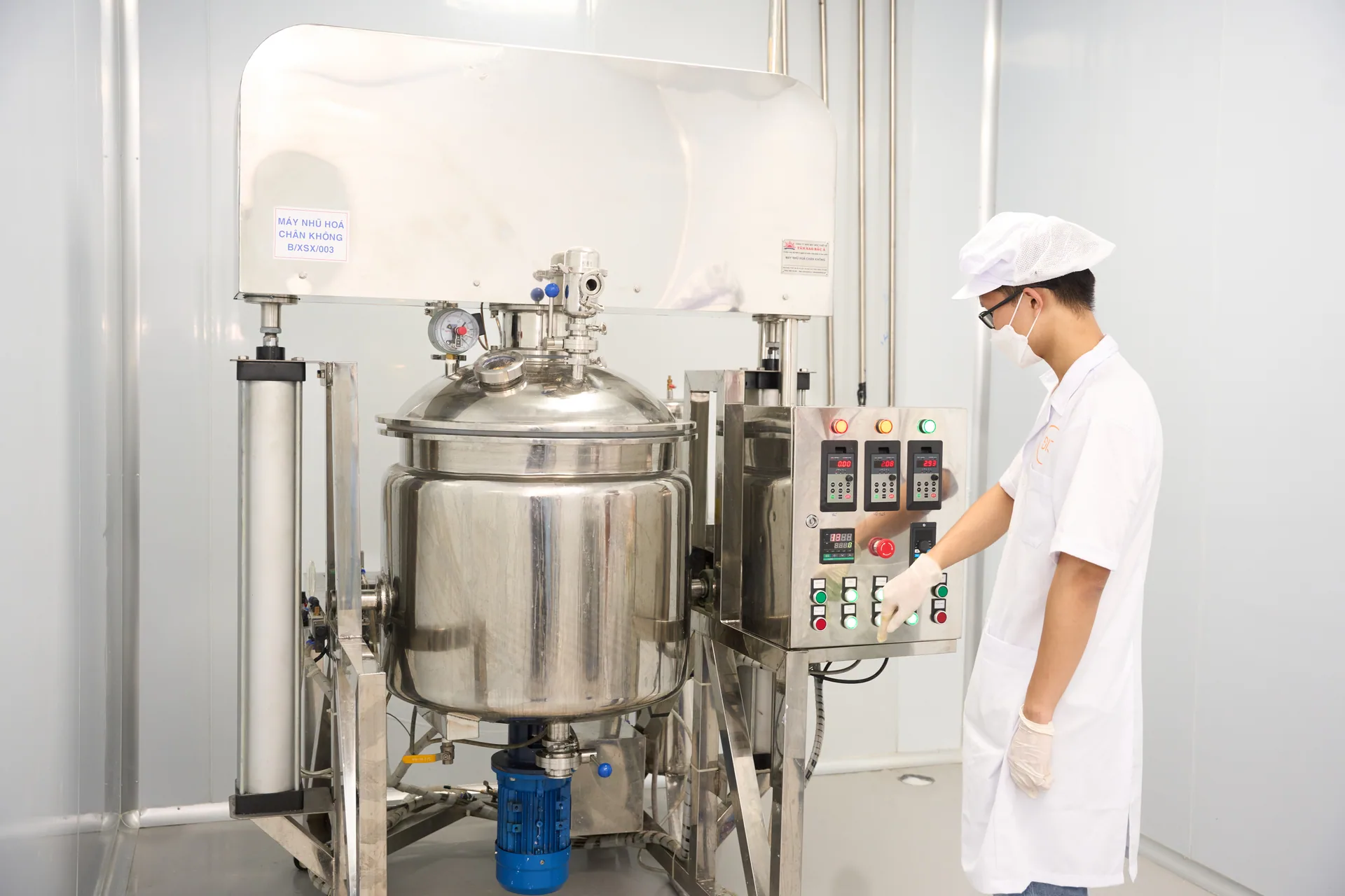 Kỹ thuật viên vận hành máy nhũ hóa chân không trong khu pha chế