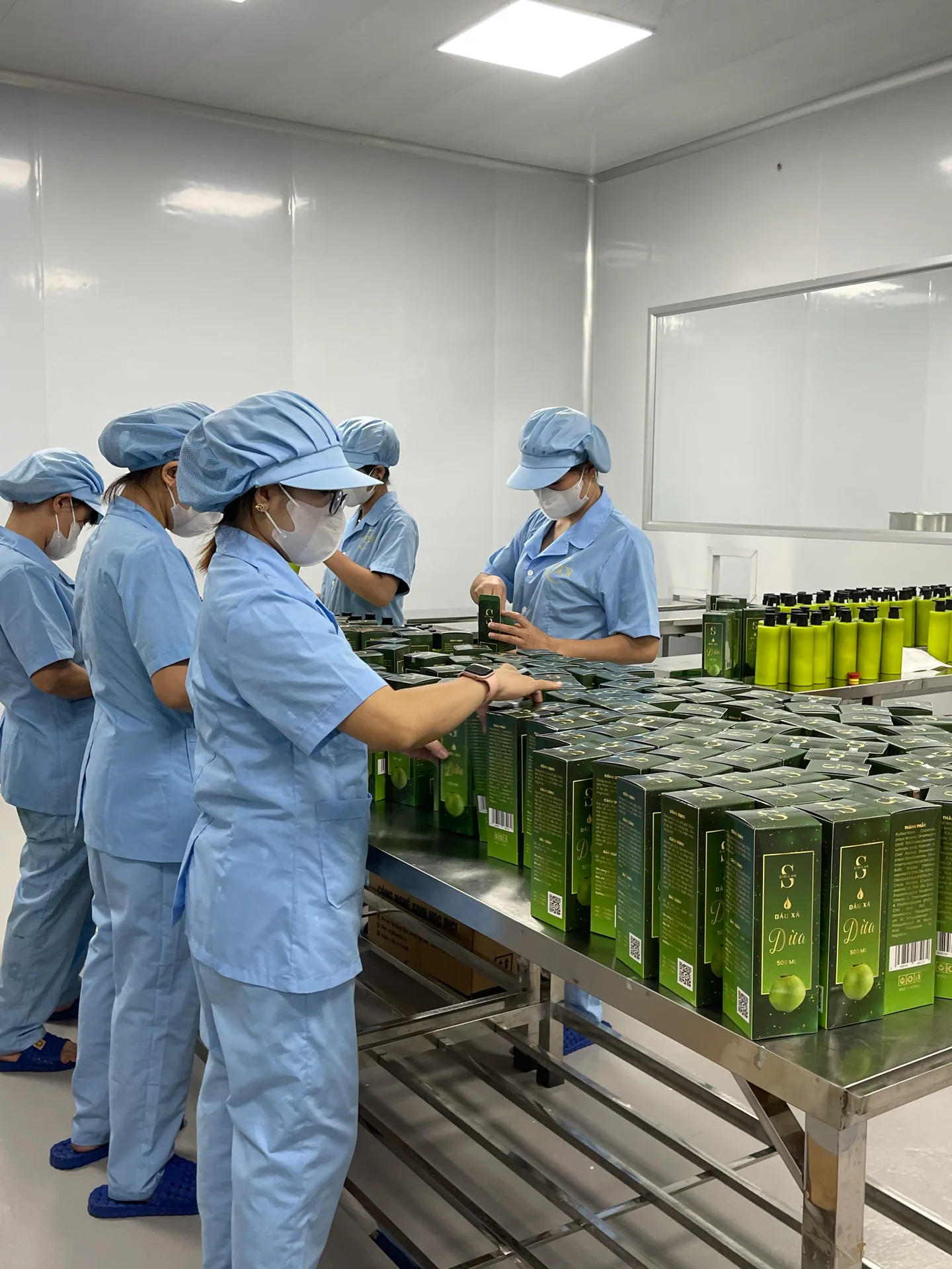 Tổ công nhân gấp và xếp vỏ hộp giấy trong phòng hoàn thiện