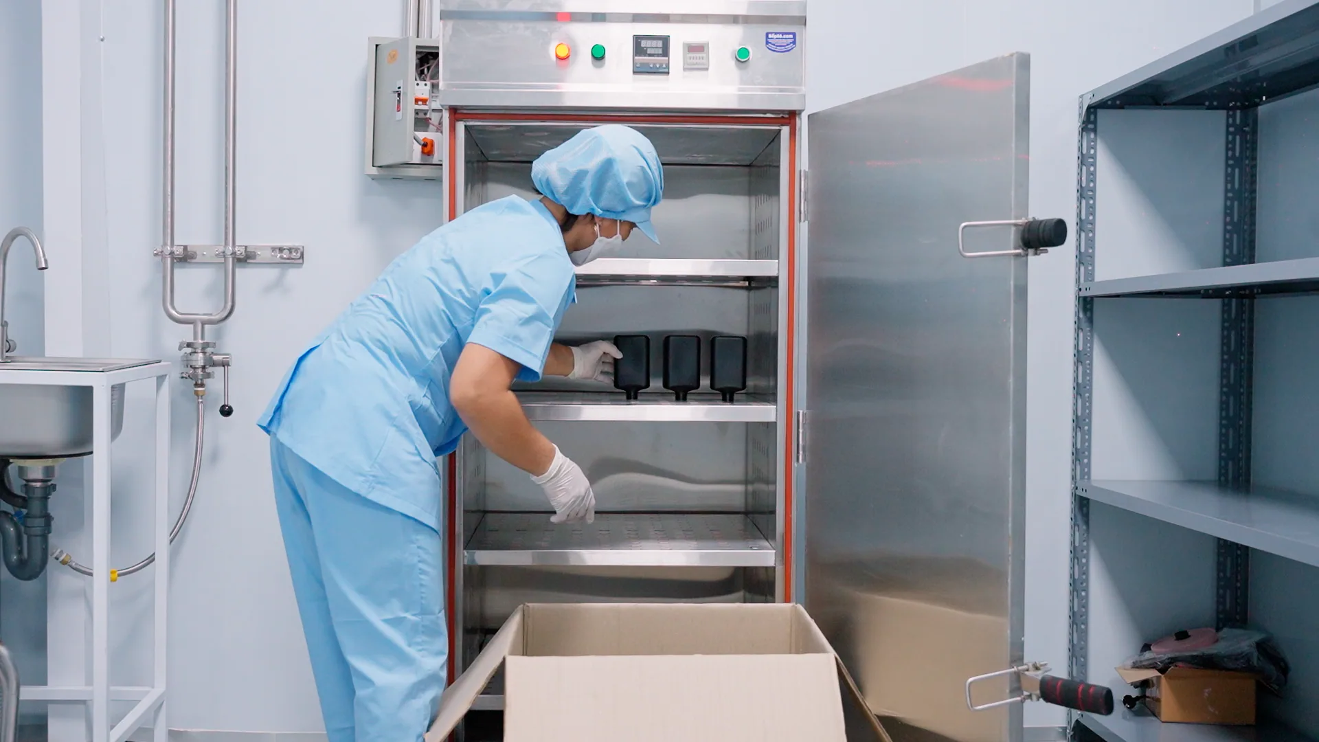 Nhân viên đặt mẫu sản phẩm vào tủ kiểm nghiệm có điều khiển nhiệt độ