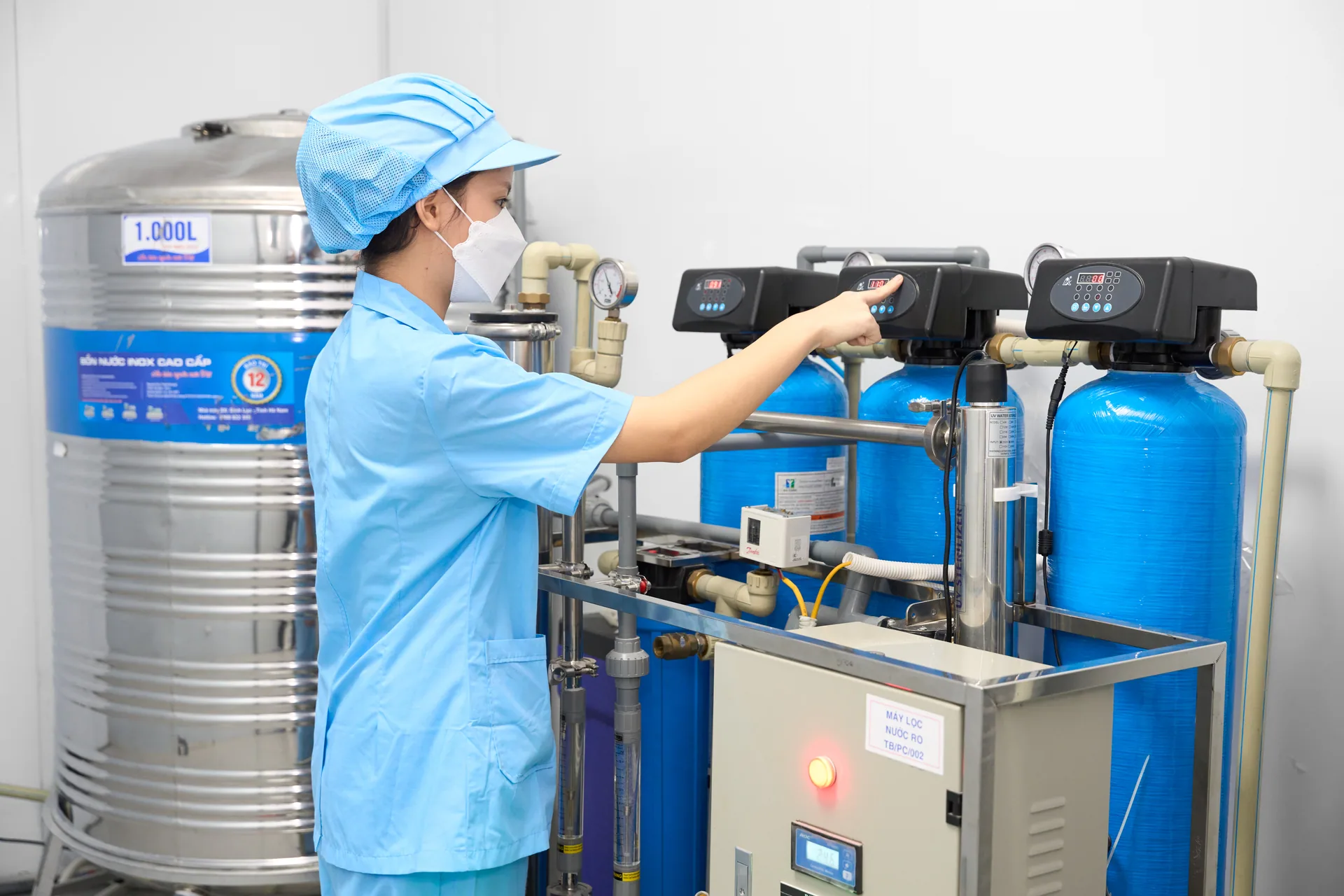 Công nhân vận hành bảng điều khiển van của hệ thống lọc nước RO