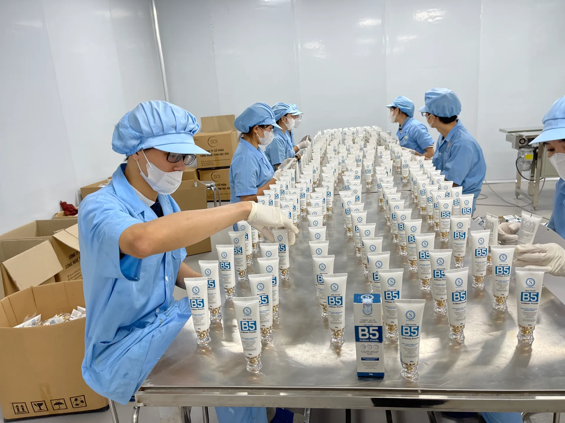 Tổ công nhân hoàn thiện tuýp sản phẩm trên bàn dài
